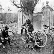 Réparation du vélo / Yvelines, 1900