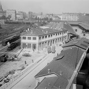 Gare du Nord, vue sur les voies / Paris (arrière-plan) église Saint-Bernard, 1900