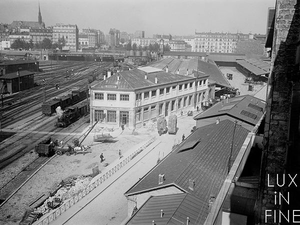 Gare du Nord, vue sur les voies / Paris (arrière-plan) église Saint-Bernard, 1900