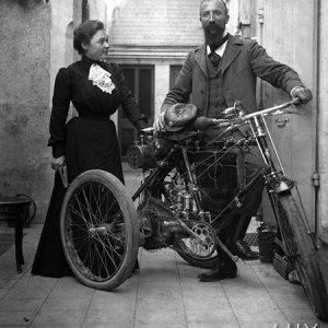 Couple avec un tricycle / 1900