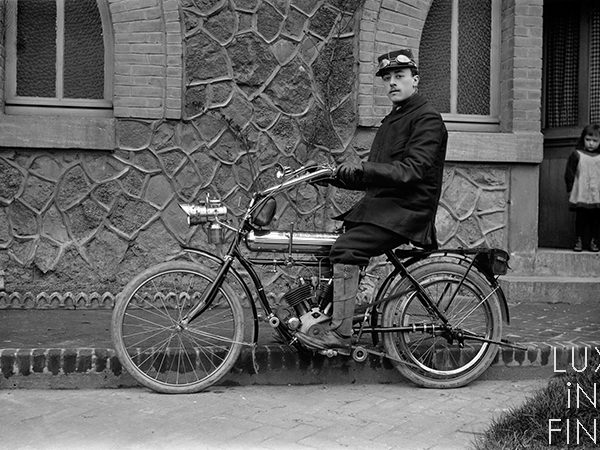 Motocyclette / Paris, 1910