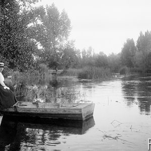Femme montant sur une barque / Villandry, Indre-et-Loire, 1900
