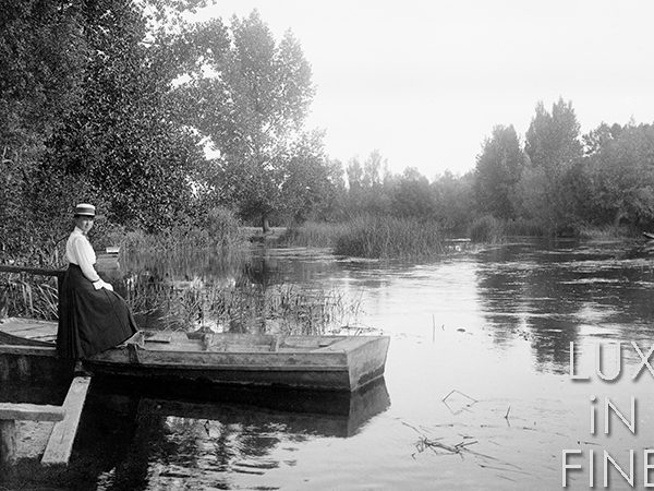 Femme montant sur une barque / Villandry, Indre-et-Loire, 1900