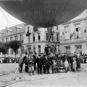 Lancement d'un ballon / Tours, place Anatole France, 1905
