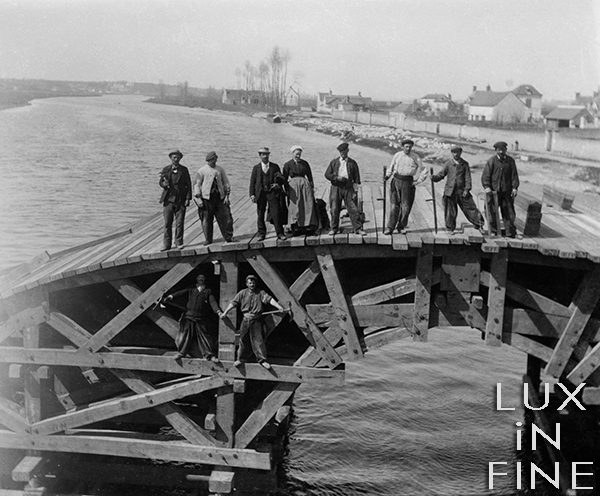 Ouvriers sur un pont provisoire / Bléré, Touraine, 1895