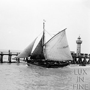 Un voilier rentre au port / Jetée de Trouville, 1900