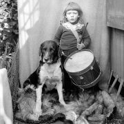 Enfant au tambour et son chien / 1900