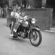 4 enfants sur une moto Triump/ Cher, 1948
