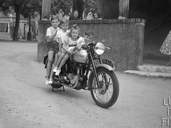 4 enfants sur une moto Triump/ Cher, 1948