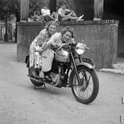 Deux femmes sur une moto Triumph / Centre, 1948