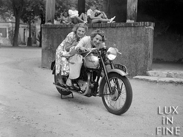 Deux femmes sur une moto Triumph / Centre, 1948