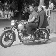 Couple sur une moto Triumph / Cher, 1948