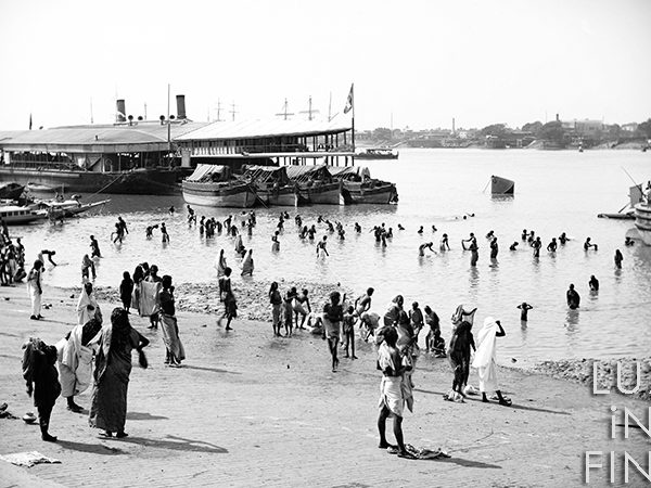 Baignade dans le Gange / Bénarès, Inde, 1875