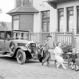 La voiture de la famille / Banlieue de Douai, 1930