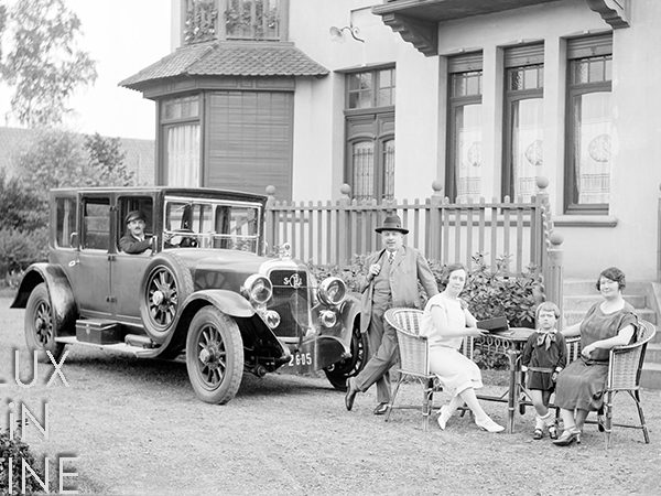 La voiture de la famille / Banlieue de Douai, 1930