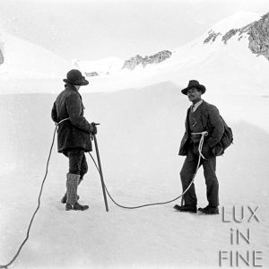 Cordée en bas d'un glacier / Col du Géant, 1927