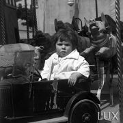 Enfant sur un manège / Paris, 1927