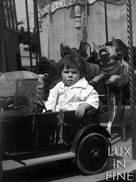 Enfant sur un manège / Paris, 1927