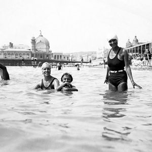 Bain de mer à Nice / 1930