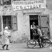 Ravitaillement d'une course cycliste / Massif Central, 1913