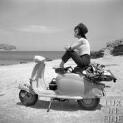 Jeune femme sur son scooter / Côte d'Azur, 1953