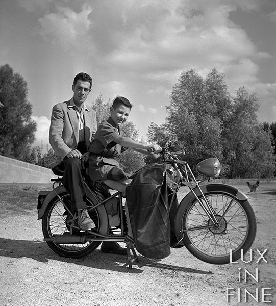 Père et fils en moto Terrot / 1950