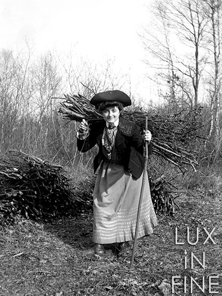 La châtelaine ramasse du bois / Monthoiron, Poitou, 1895
