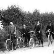 Trois vélo et une moto / Huismes (Touraine), 1907