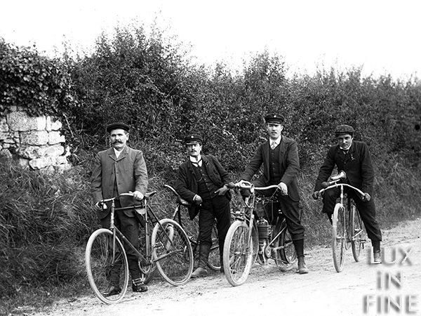 Trois vélo et une moto / Huismes (Touraine), 1907