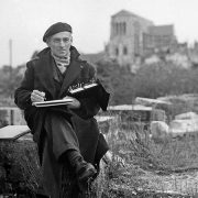 L'artiste et son carnet de croquis / Arrière-Plan église Saint-Julien, Tours, 1945