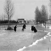 Des patineurs sur le canal gelé / Saint-Pierre-des-Corps, Indre-et-Loire, 1885
