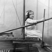 Une petite fille dans un avion factice. Photo prise en studio à Paris en 1910.