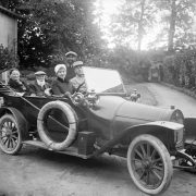En voiture la famille ! Tours, 1923. Décapotable Rolland Pillain