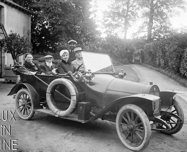 En voiture la famille ! Tours, 1923. Décapotable Rolland Pillain