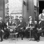 Bières en terrasse. Paris, rue Crozatier, 1905