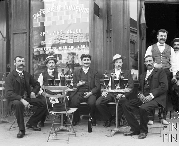 Bières en terrasse. Paris, rue Crozatier, 1905
