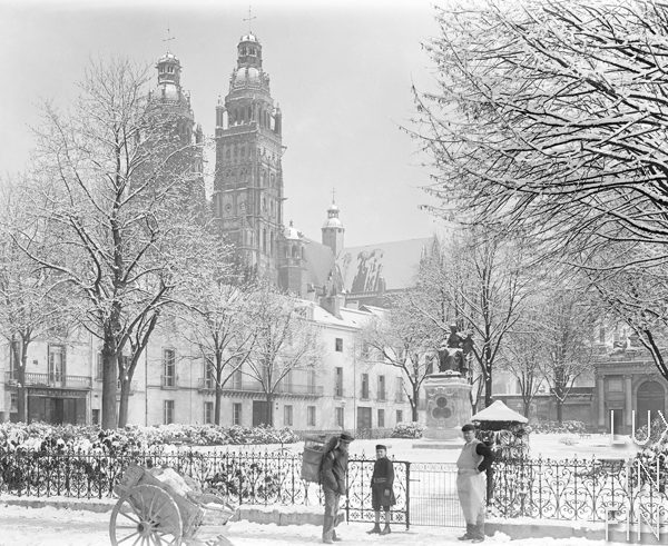 La cathédrale saint-Gatien sous la neige / Tours, 1880