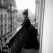 Parisienne sur son balcon, 1900 - NE002481