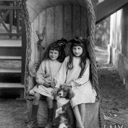 Les deux fillettes, Touraine, 1910 - NE023046