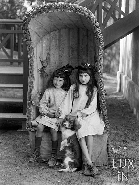Les deux fillettes, Touraine, 1910 - NE023046